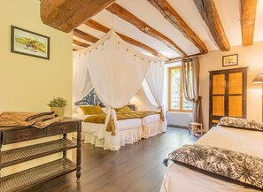 Deluxe Triple Room, Pool View | Iron/ironing board, free WiFi - Le Domaine de Moroges (Moroges)