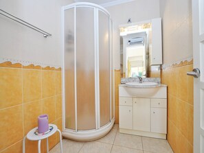 Apartment | Bathroom - Apartment in Roses With Sea Views & Pool (Roses)