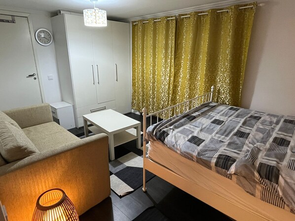 1 slaapkamer, een strijkplank/strijkijzer, wifi, beddengoed