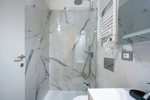 環境にやさしいバスアメニティ、ヘアドライヤー、タオル、石鹸