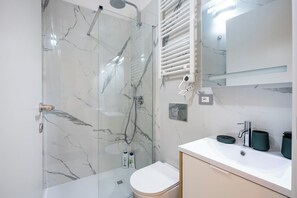 Umweltfreundliche Kosmetikartikel, Haartrockner, Handtücher, Seife