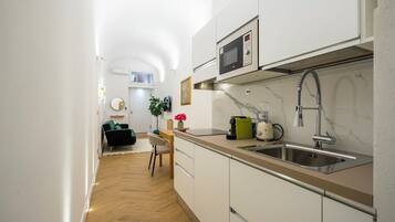 Frigorifero, microonde, macchina per tè/caffè, bollitore elettrico