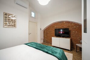 1 habitación, caja de seguridad en la habitación y escritorio 