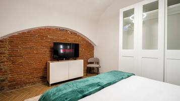 1 camera, una cassaforte in camera, una scrivania, ferro/asse da stiro