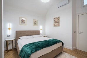 1 室のベッドルーム、セーフティボックス (室内)、デスク、アイロン / アイロン台