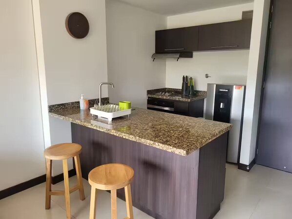 Refrigerador, microondas, horno, placa de cocina