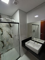 Quarto duplo standard | Banheiro | Chuveiro, toalhas de banho, sabonete, shampoo