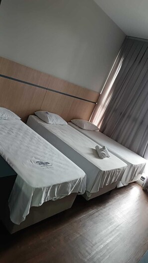 Escritorio, espacio para trabajar con un portátil, cortinas opacas