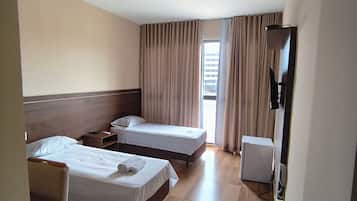 Habitación superior con 2 camas individuales | Escritorio, espacio para trabajar con un portátil, cortinas opacas