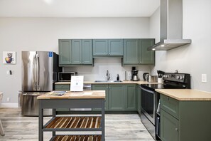 Fridge, microwave, oven, stovetop - Union Pier Cottage Close To Everything! (Union Pier)