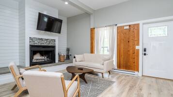 Televisión y chimenea