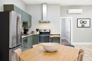 Fridge, microwave, oven, stovetop - Union Pier Cottage Close To Everything! (Union Pier)
