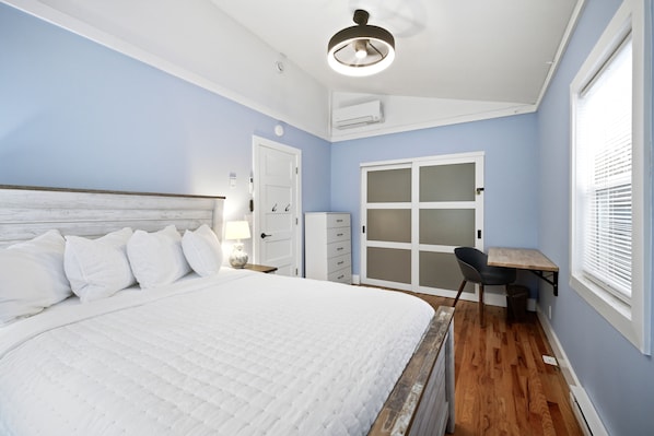 2 bedrooms, iron/ironing board, WiFi, bed sheets - Union Pier Cottage Close To Everything! One Of Three Units! (Union Pier)