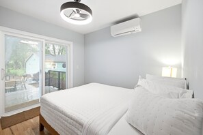 2 bedrooms, iron/ironing board, WiFi, bed sheets - Union Pier Cottage Close To Everything! One Of Three Units! (Union Pier)