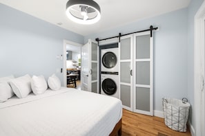 2 bedrooms, iron/ironing board, WiFi, bed sheets - Union Pier Cottage Close To Everything! One Of Three Units! (Union Pier)