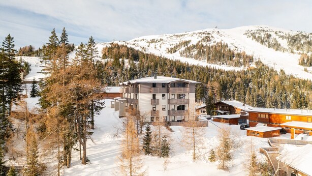A modern multi-story hotel with a ski slope in the background. - Apartment in Katschberghohe Near Ski Slopes (Rennweg am Katschberg)