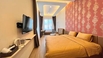 Tario house king | Meja kerja, Wi-Fi gratis, dan seprai linen