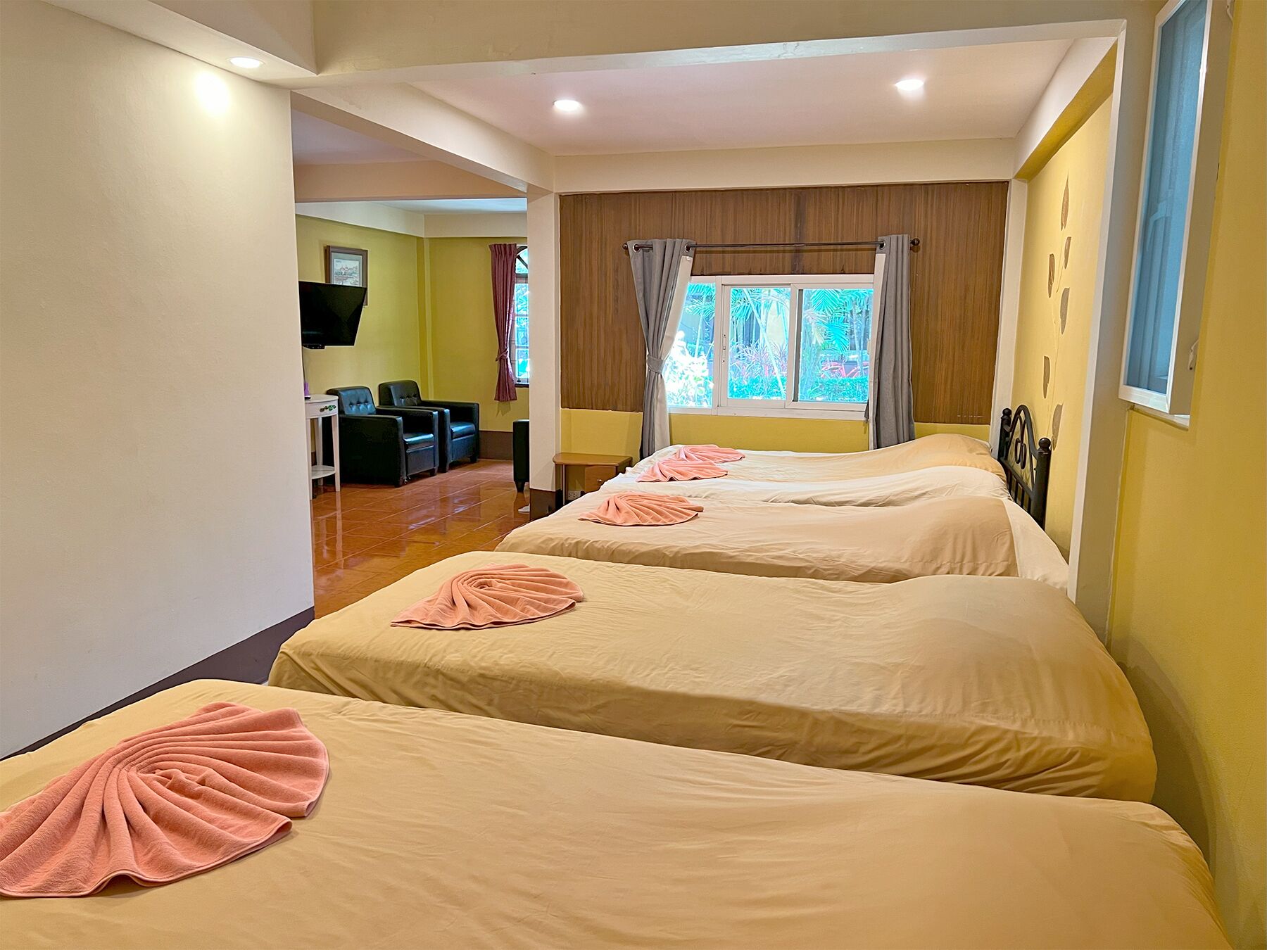 Una habitación de hotel con dos camas, un escritorio y una silla.