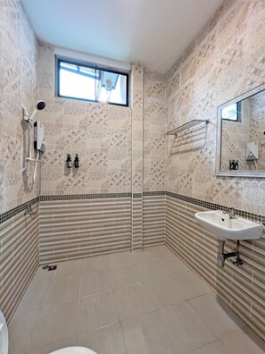 Family room 4 people | Bagno | Doccia, asciugamani, sapone, shampoo