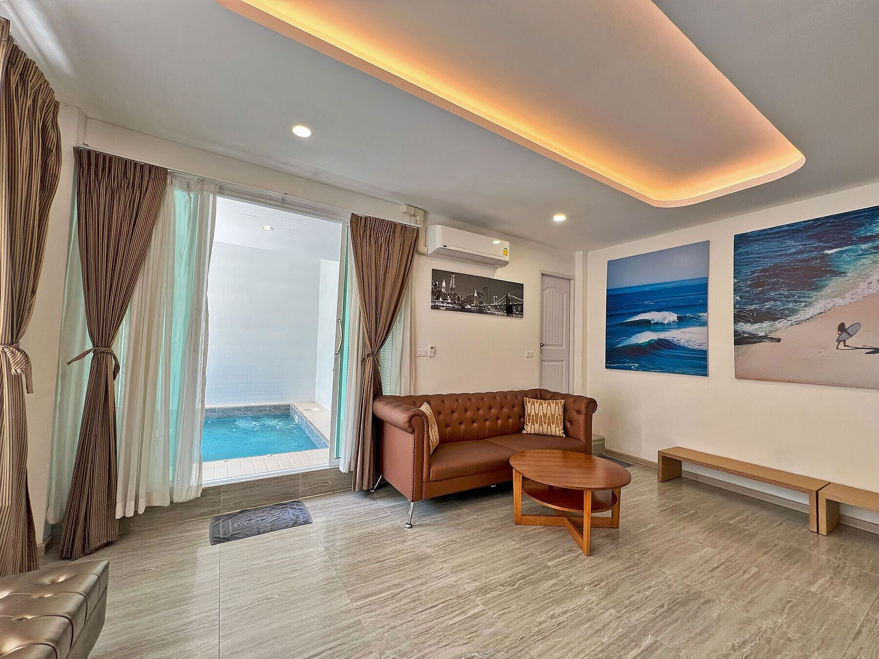 Duplex 2 bedrooms with jacuzzi | Area keluarga | Televisi layar datar 32-inci dengan saluran TV kabel