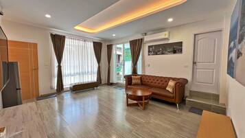 Duplex 2 bedrooms with jacuzzi | Living area | 32-inch flat-screen TV with cable channels