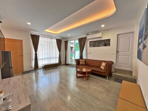 32-inch flat-screen TV with cable channels - Phuiyara Resort Nakhonnayok (Nakhon Nayok)