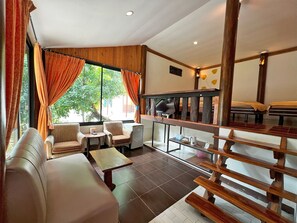 Family Room 5 people | 1 camera, una scrivania, Wi-Fi gratuito, lenzuola