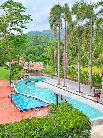Outdoor pool. Phuiyara Resort Nakhonnayok