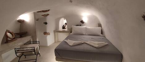 1 chambre, bureau, fer et planche à repasser, lit de bébé portatif