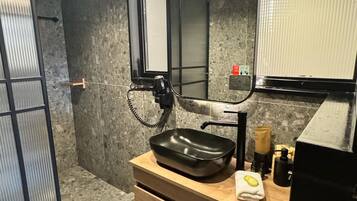 Douche, sĂšche-cheveux, serviettes fournies