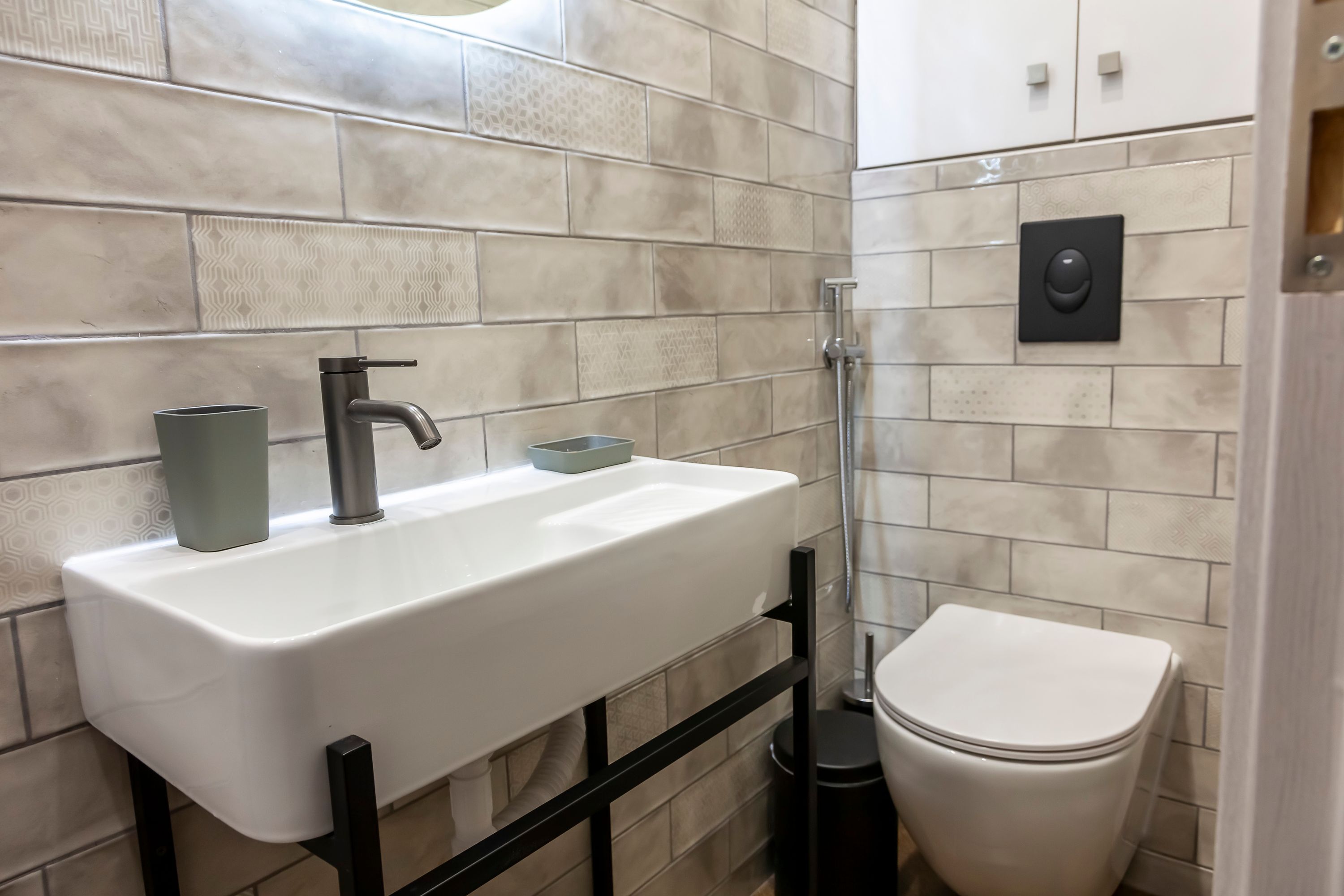 Dusj, hårføner og håndklær