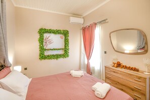 2 slaapkamers, een strijkplank/strijkijzer, reisbedje, gratis wifi