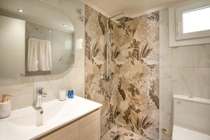 Dusche, Haartrockner, Handtücher