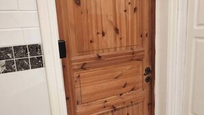 Uma porta de madeira com um buraco de fechadura e uma maçaneta.