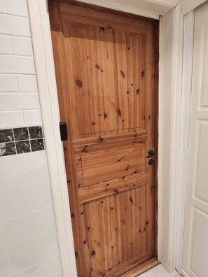 Eine Holztür mit Schlüsselloch und Griff.