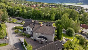 A residential area with houses, a road, and a lake in the background. - Delightful 2-bedroom apartment in charming Lillehammer (Innlandet)