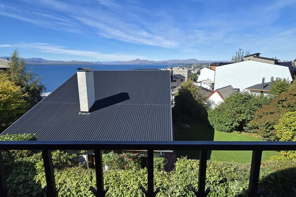Zona residencial con vista a un lago y montañas.
