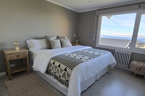 3 habitaciones, tabla de planchar con plancha, internet y ropa de cama