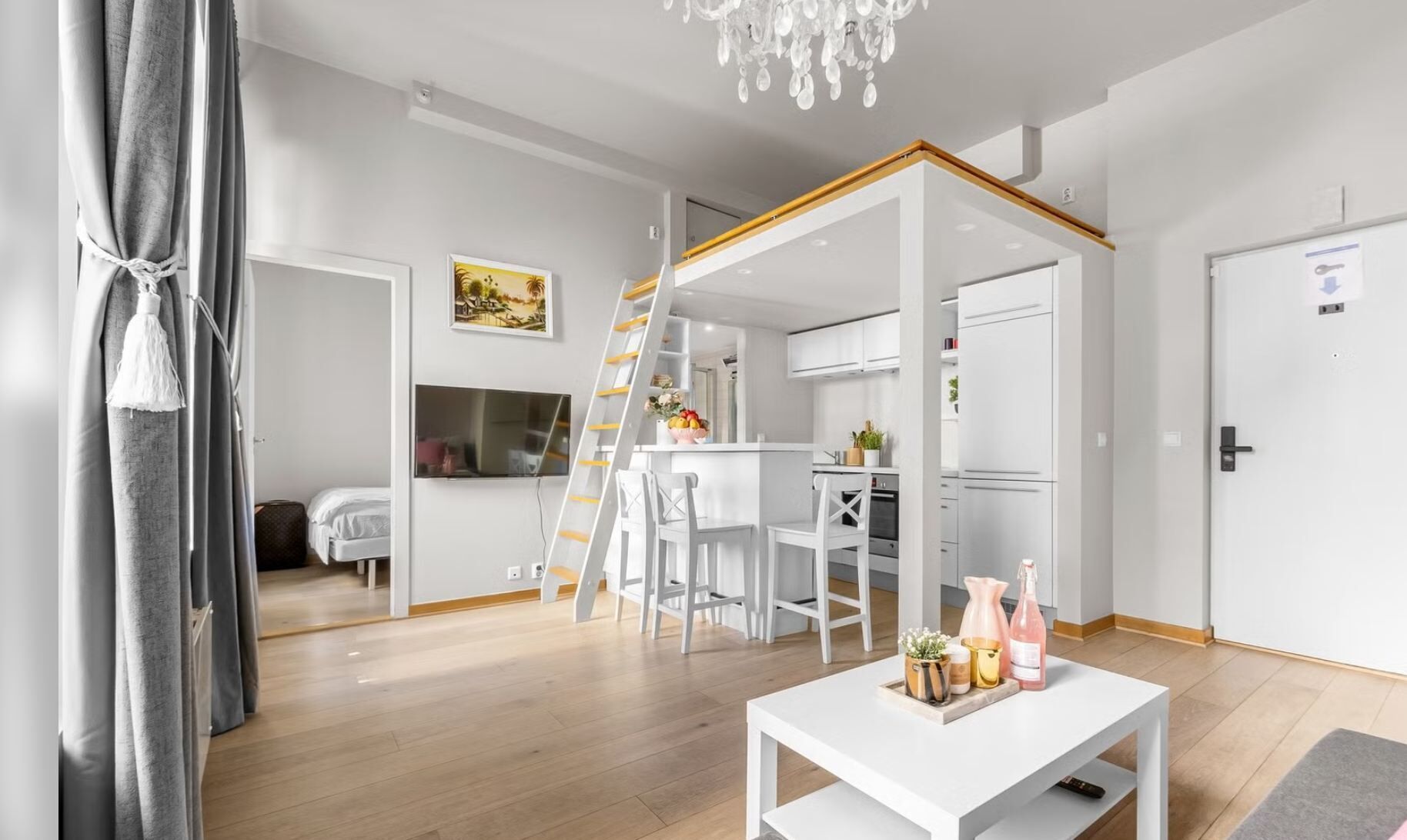 Ein modernes Interieur mit Essbereich, Küche und einer Treppe zu einer oberen Ebene.