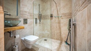 Hair dryer, bidet, towels, soap - Rosemary Lodge • 2BR• Hot Tub•Sauna•Hiking Trails (Garnant)