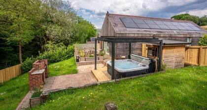 Rosemary Lodge • 2BR + Hot Tub & Sauna • Sleeps 4