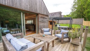 Outdoor dining - Rosemary Lodge • 2BR• Hot Tub•Sauna•Hiking Trails (Garnant)