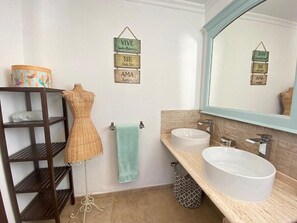 Douche, sèche-cheveux, serviettes fournies, savon