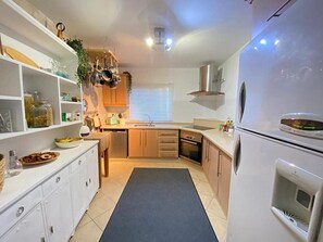 Kylskåp, mikrovågsugn, ugn och diskmaskin
