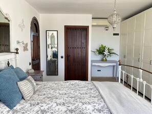 4 bedrooms, desk, iron/ironing board, WiFi - 4 Bed Villa with Private Pool, Burriana,  Nerja. (Nerja)