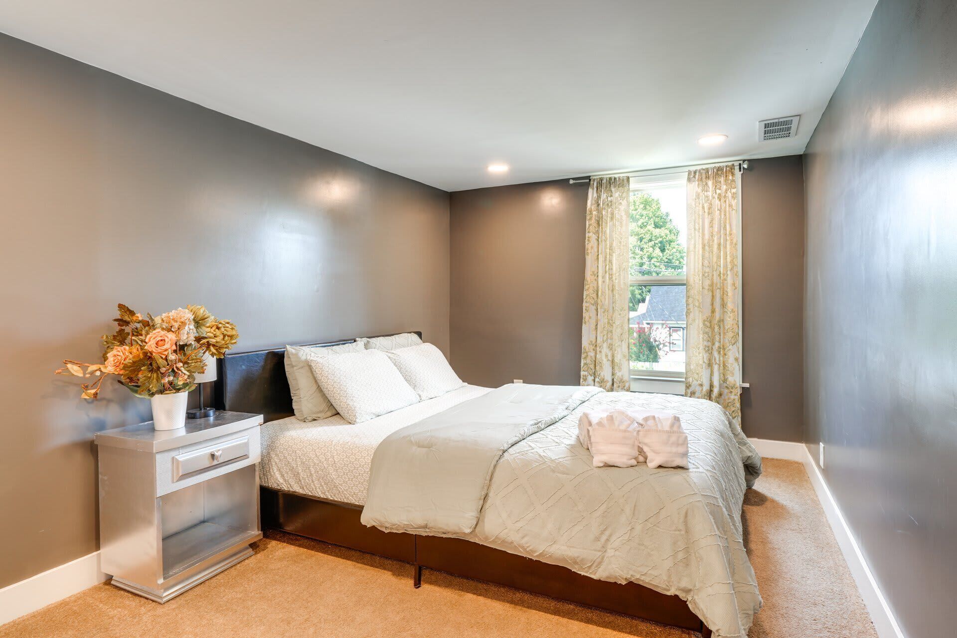 3 habitaciones, tabla de planchar con plancha, wifi y ropa de cama 