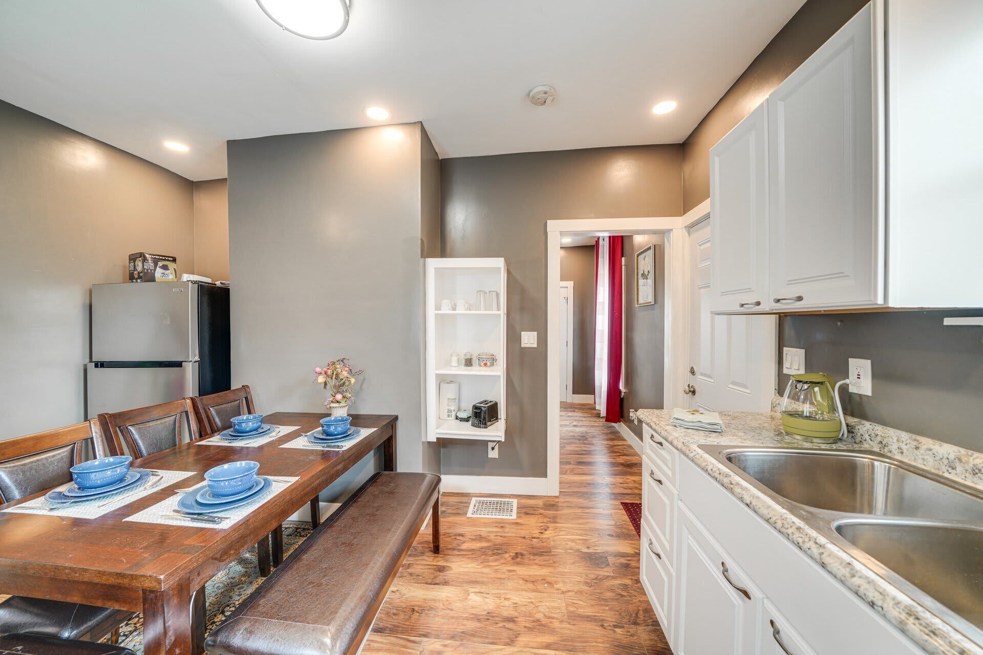 Jääkaappi, mikroaaltouuni, uuni, liesi