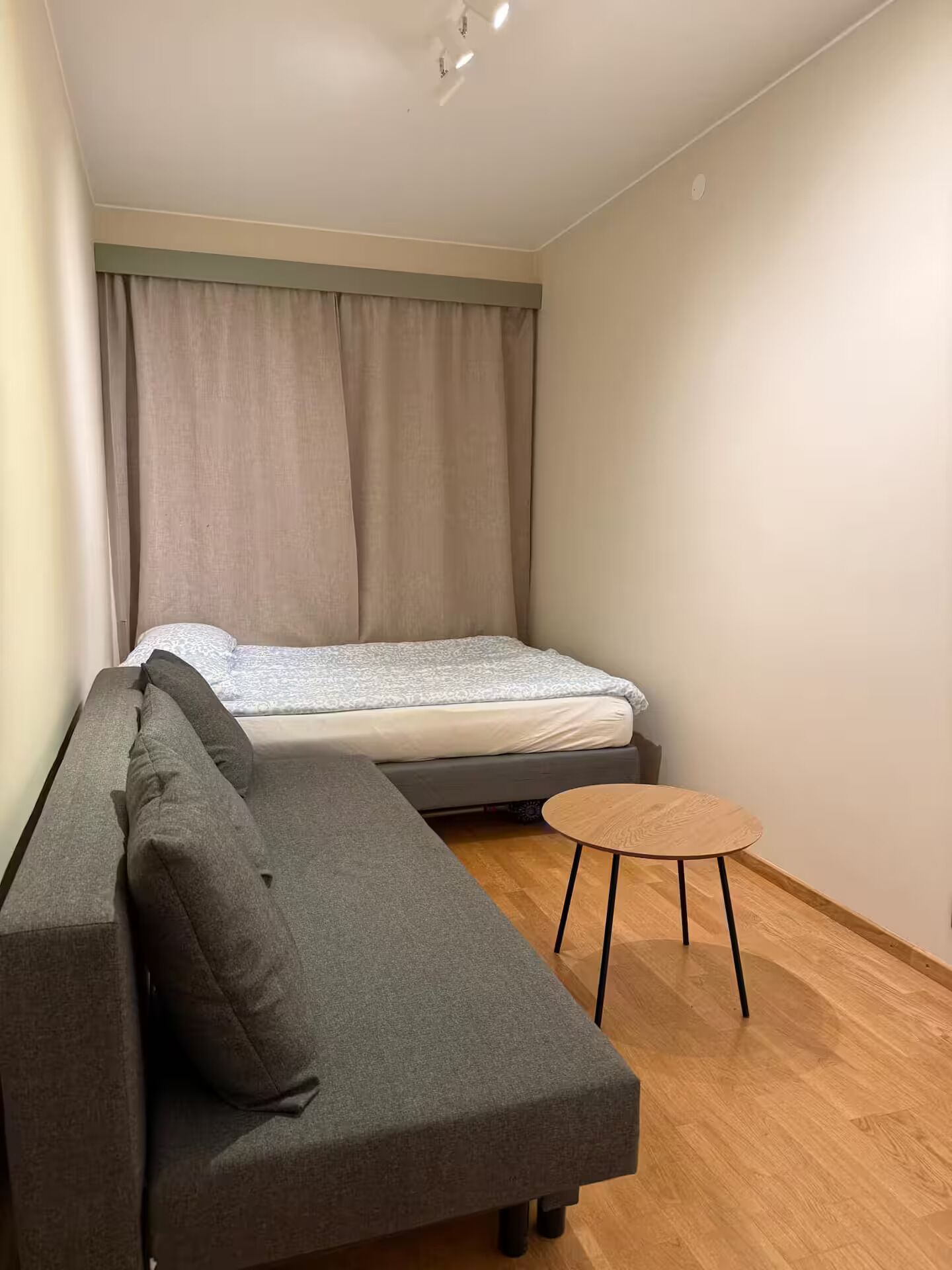 Iron/ironing board, travel crib, WiFi, bed sheets