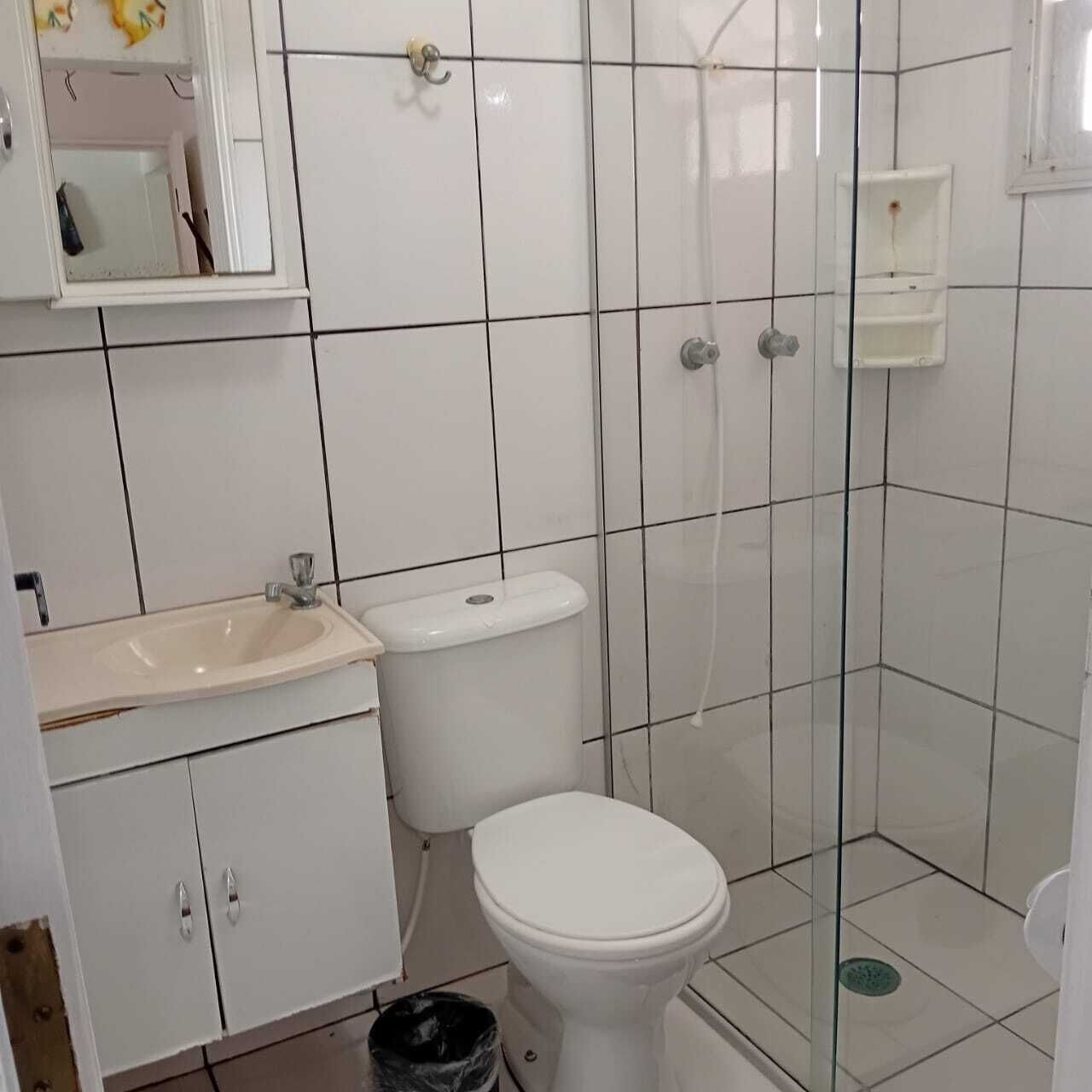 Ein Badezimmer mit Toilette, Waschbecken und Dusche.