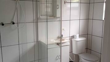 Standard Twin Room | Bathroom | Shower, towels, toilet paper